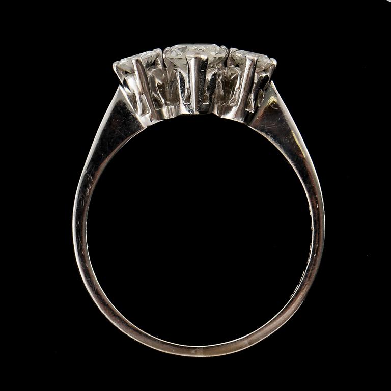 RING, 18k vitguld med 2 briljantslipade diamanter tot ca 0.2 ct samt en navetteslipad diamant ca 0.8 ct. Vikt 4 g.