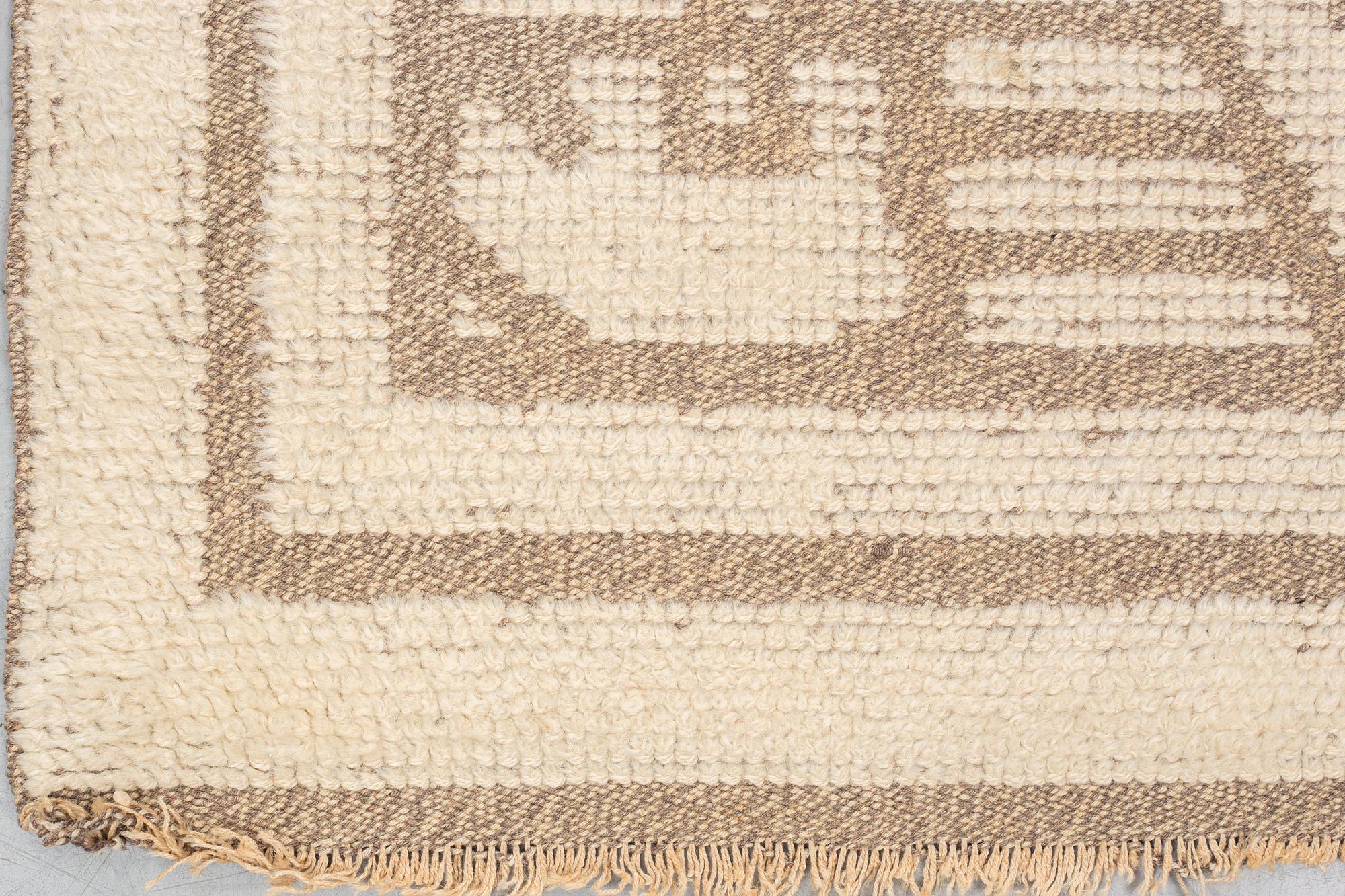 matto, knotted pile in relief, ca 187,5-189,5 x 96,5-100 cm, signed and dated S.K.L.H. 1945 at the back.