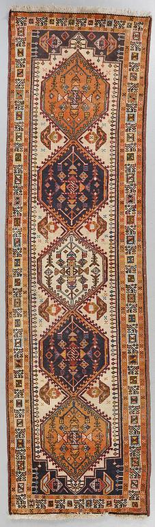 GALLERIMATTA, troligen kaukasisk, old, ca 300 x 72 cm.
