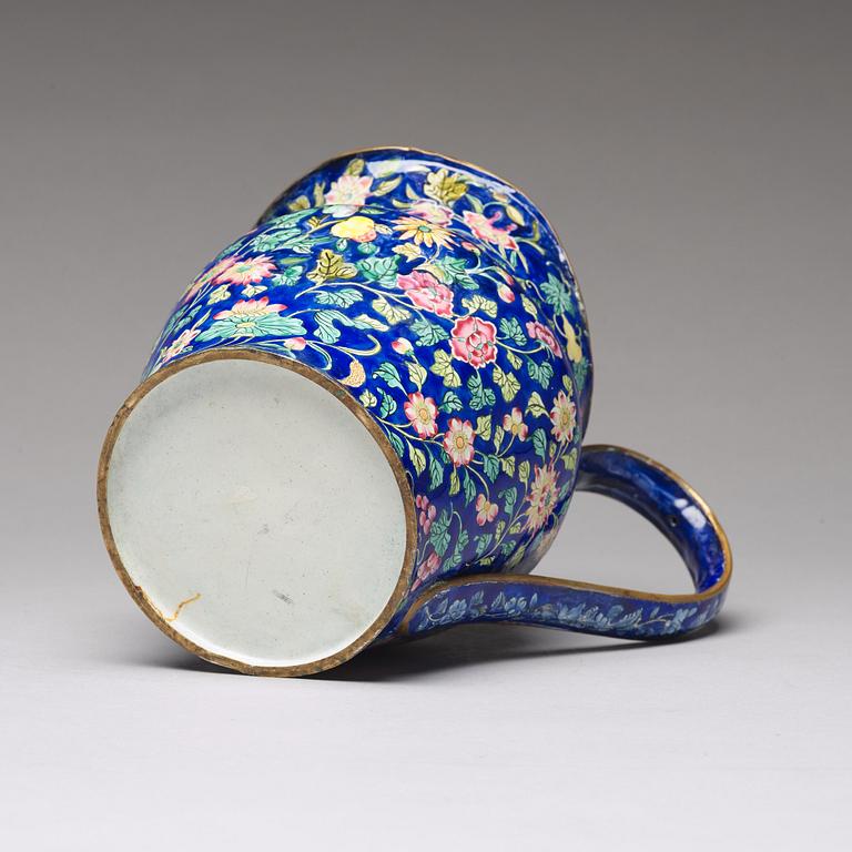KANNA, emalj på koppar. Qingdynastin, 1800-tal.
