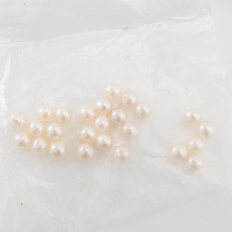 Necklace, cultured pearls, 18K white gold and brilliant-cut diamonds.