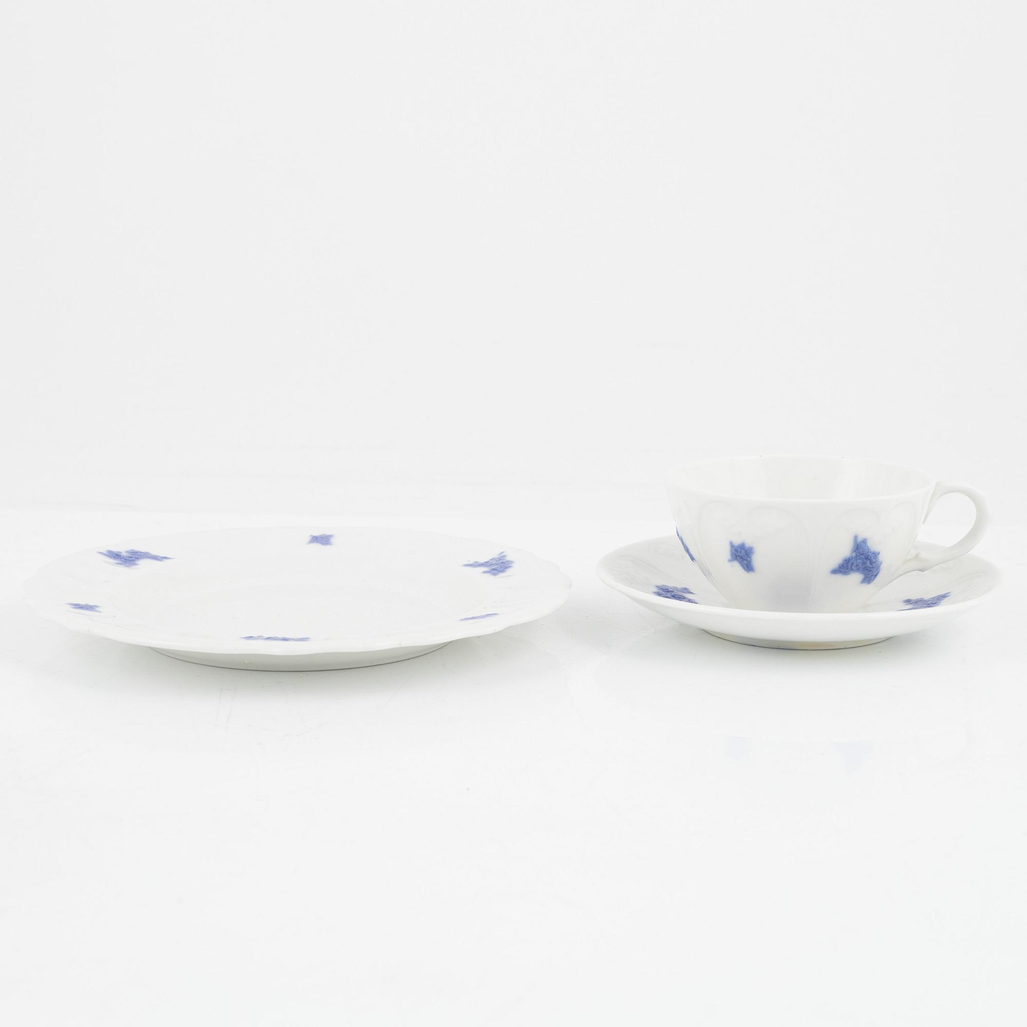 Rörstrand, a porcelaine coffee- and dinner service, 'Blå Blom' (74 pieces).