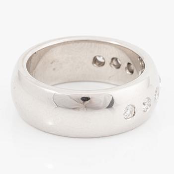 Ring, Schalins, 18K vitguld med ovalslipad diamant och briljantslipade diamanter.