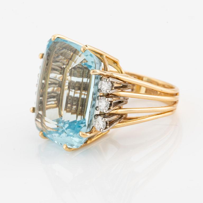 Ring 18K guld med en trappslipad akvamarin och runda briljantslipade diamanter, Gunnar Fahlström.