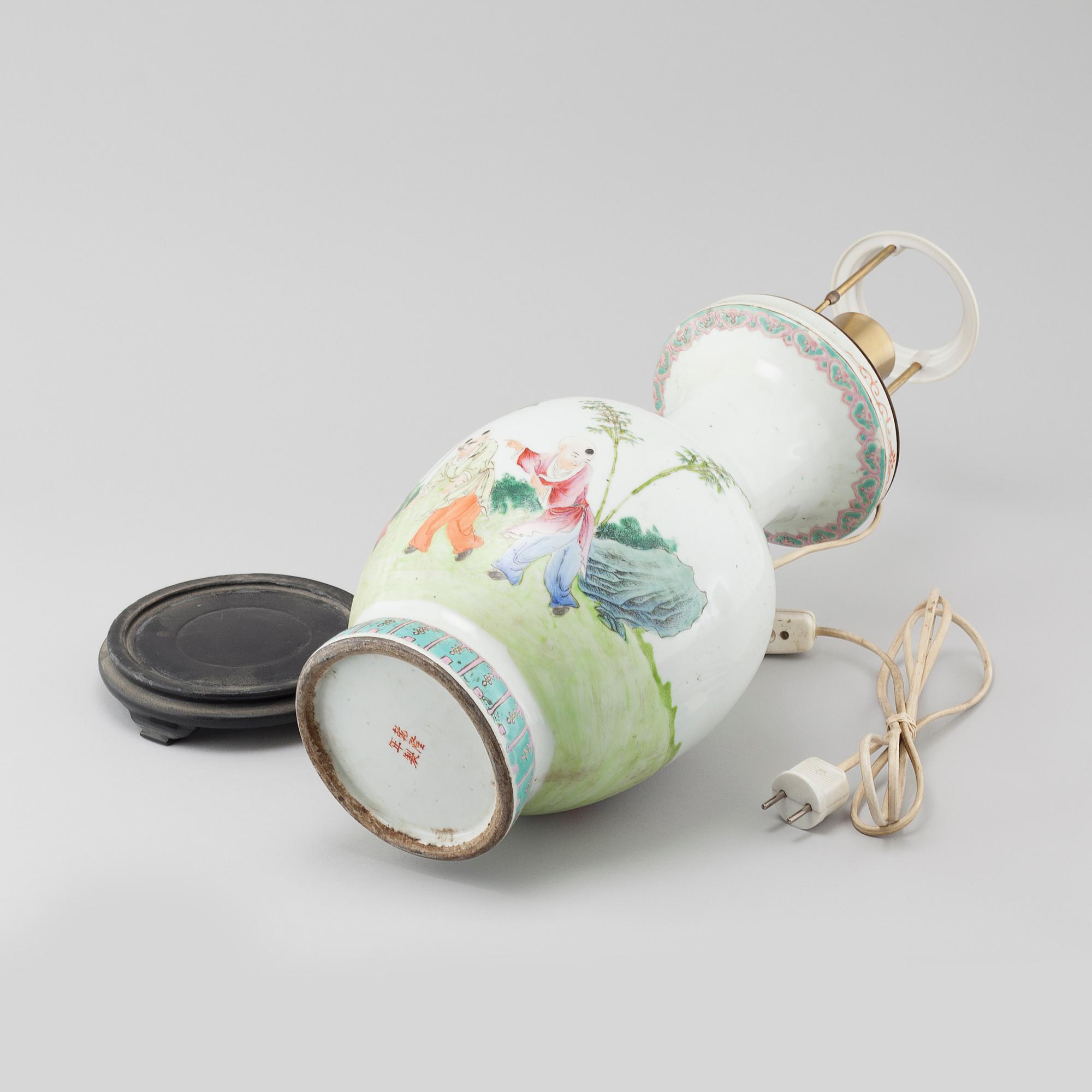 A late 19th/early 20th century Chinese porcelain table lamp.