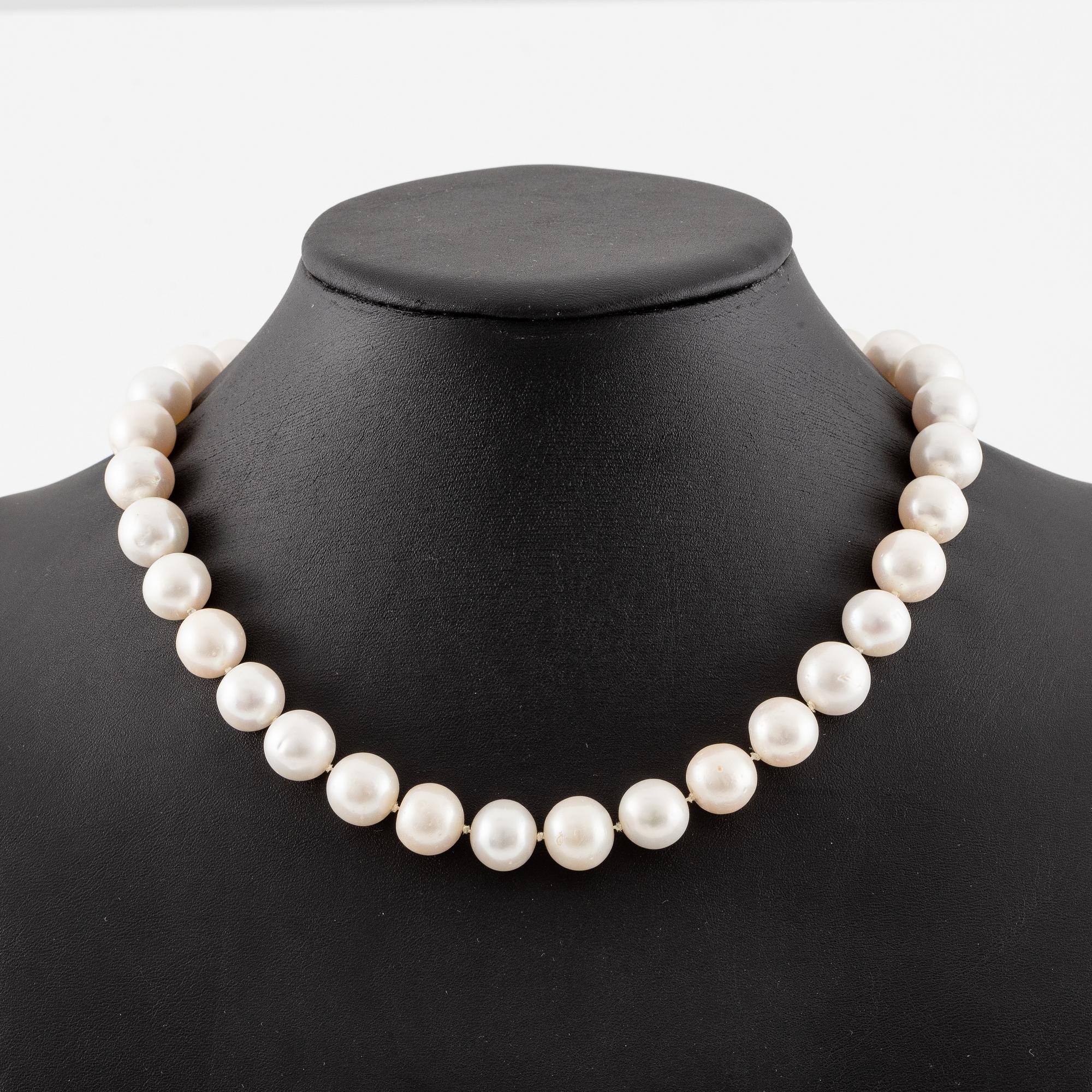 Pearl necklace, cultured freshwater pearls, clasp by Jarl Sandin in 18K gold with small brilliant-cut diamonds.