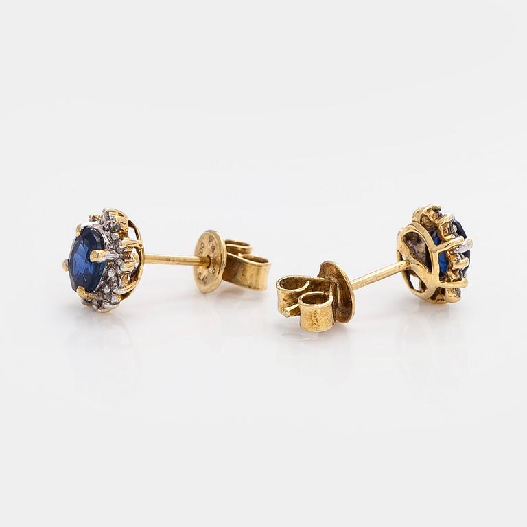 Örhängen, fasettslipade safirer, diamanter, 18K guld.