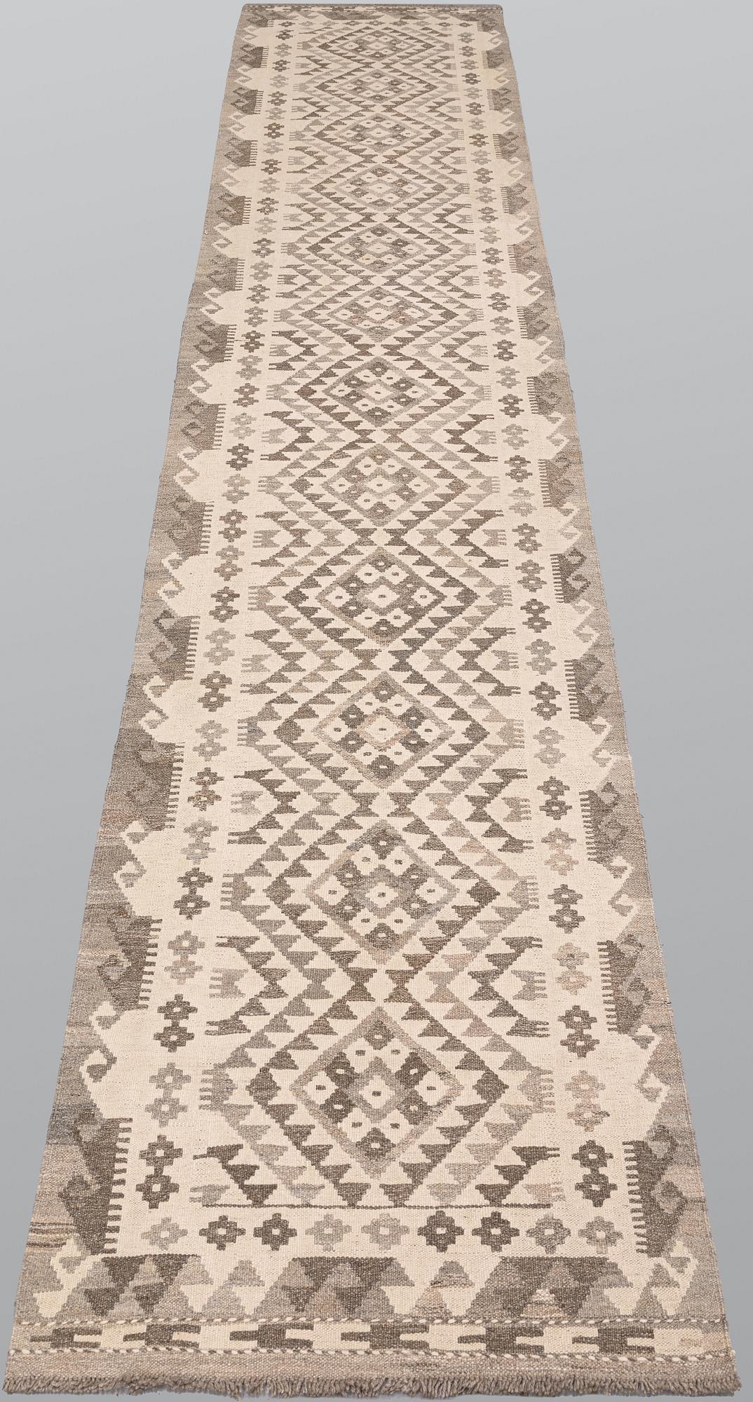A Kilim runner, approx. 391 x 80 cm.