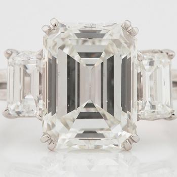 A 5.37 ct emerald cut diamond ring. Quality H/VVS2 according to certificate from GIA.