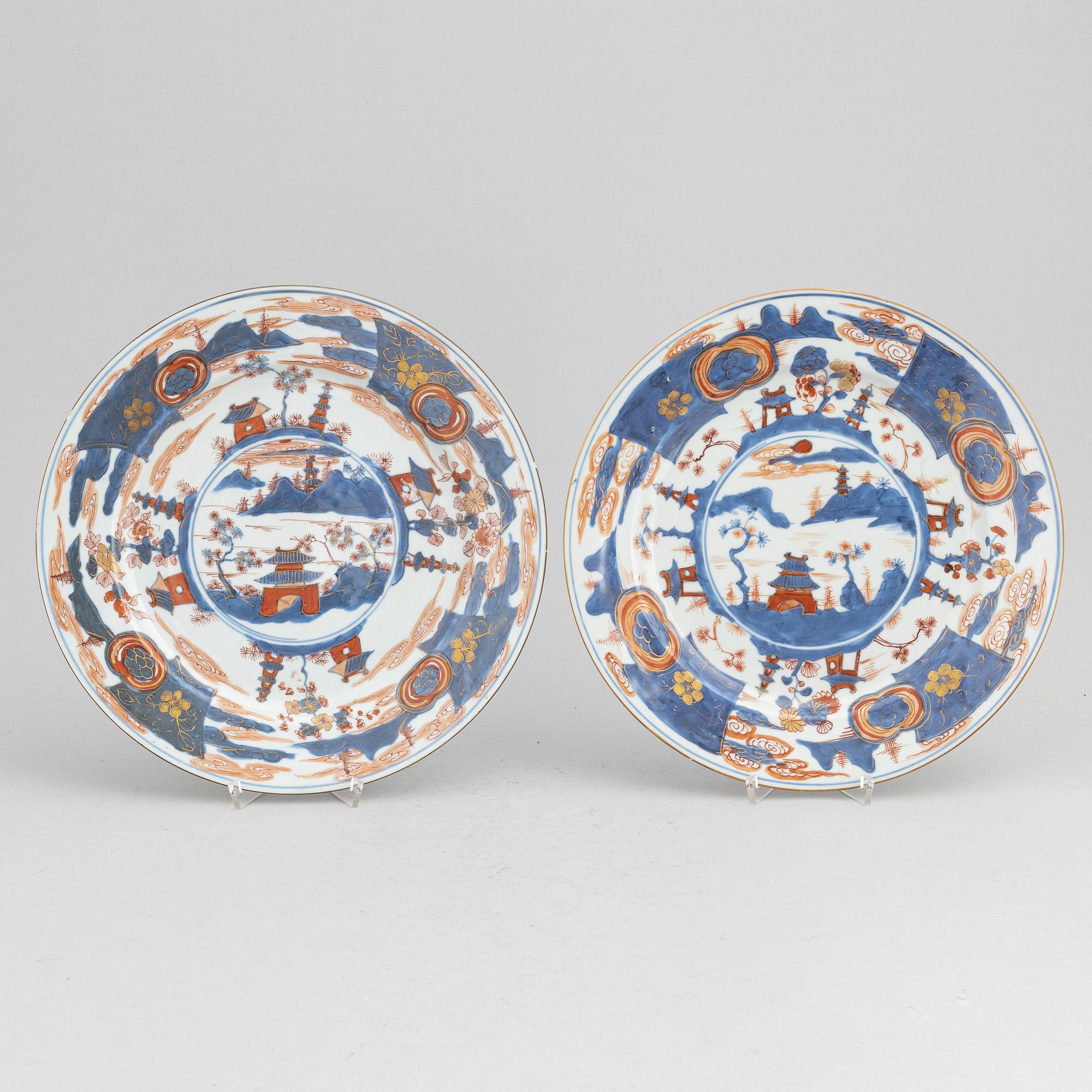 A pair of imari dishes, Qing dynasty, 18th Century.