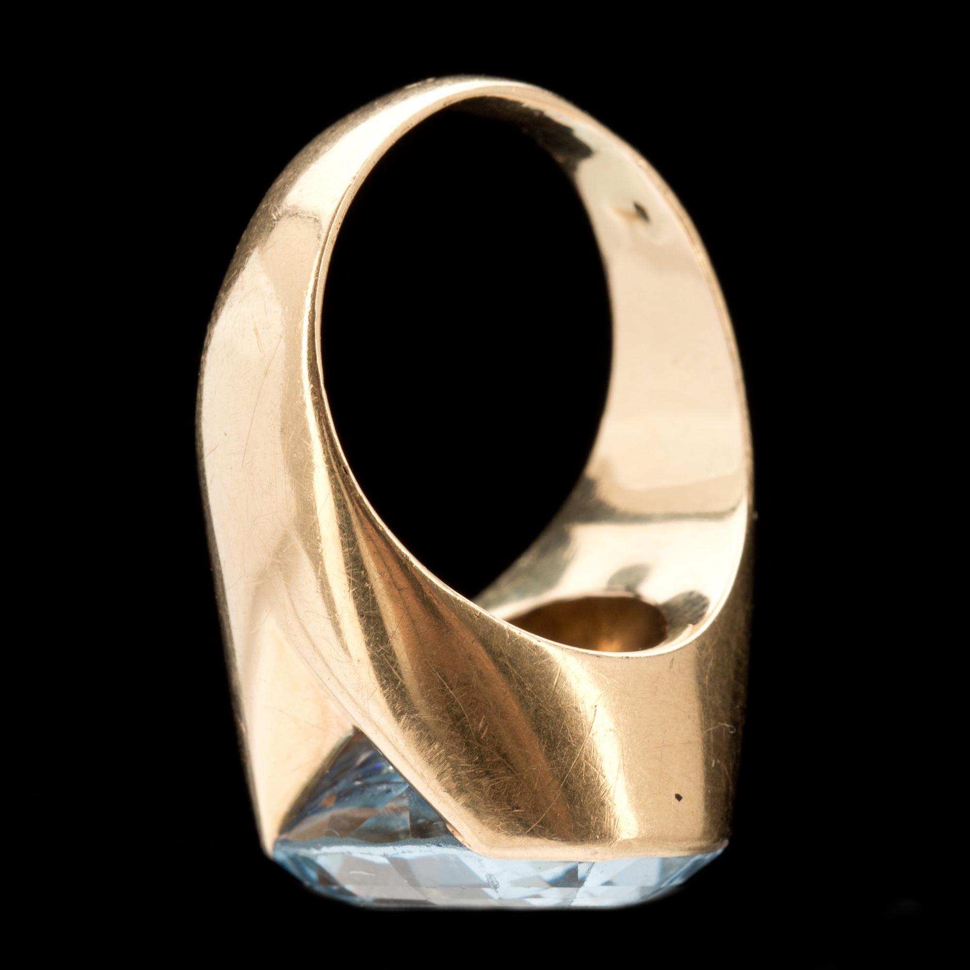 RING, 18k guld med syntetisk spinell.
