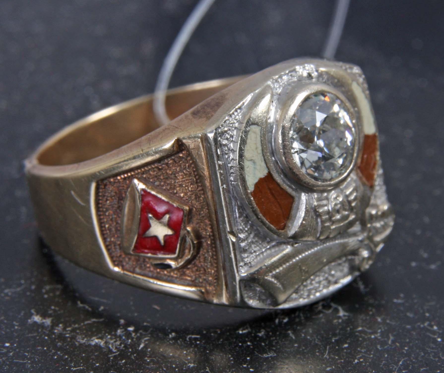 RING, vitt o rött guld 10-14 K, emalj o gammalslipad diamant ca 1,0 carat.