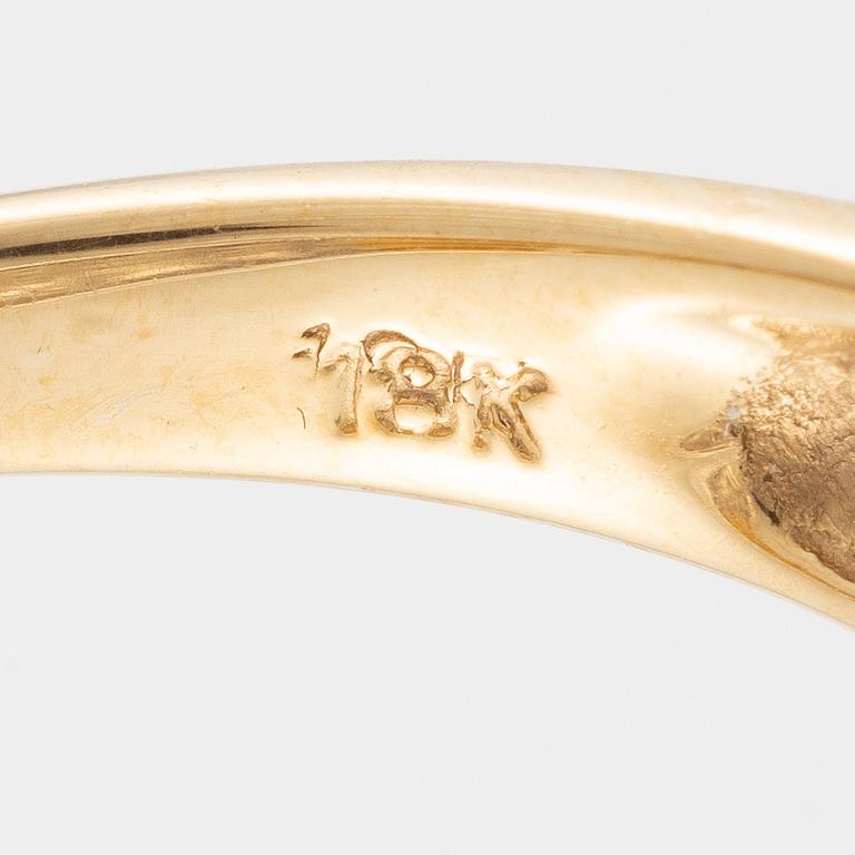 Ring, 18K guld med små åttkantslipade diamanter.