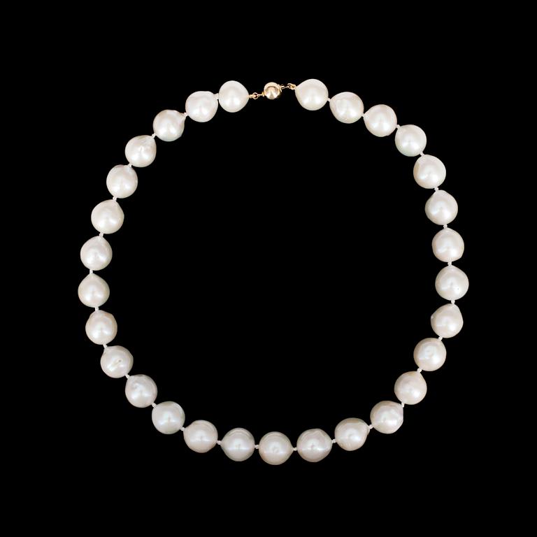 NECKLACE, cultured South Sea pearls, 12,2-13,0 mm.