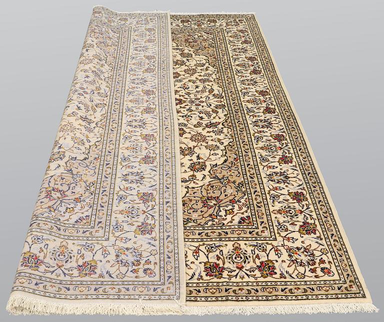 A carpet, Kashan, ca 306 x 200 cm.