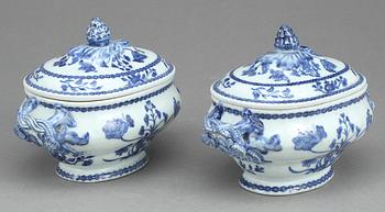 SMÖRTERRINER, ett par, porslin, Kina, Qingdynastin, (1736-1795).