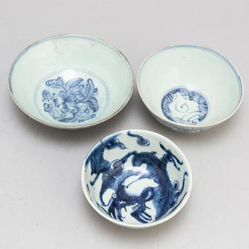 Three blue and white bowls and two jars, Ming dynasty (1368-1644).