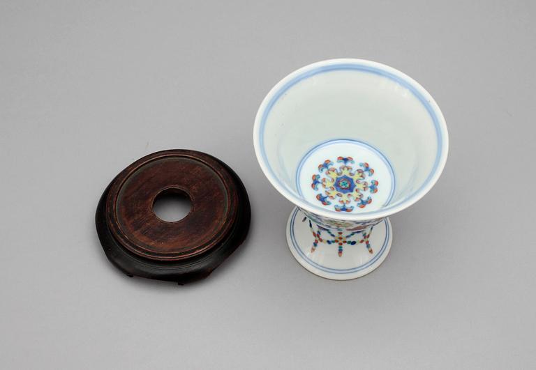 STEMCUP, porslin. Kina med Qianlongs-sigillmärke.