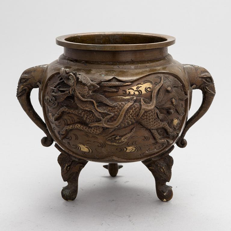 Suitsukeastia, pronssi. Japani, 1900-luku.