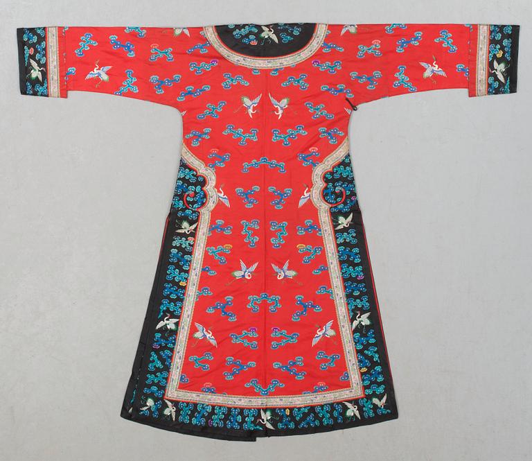 DRÄKTDELAR, tre stycken, textil och päls. Sen Qing dynastin (1644-1912).