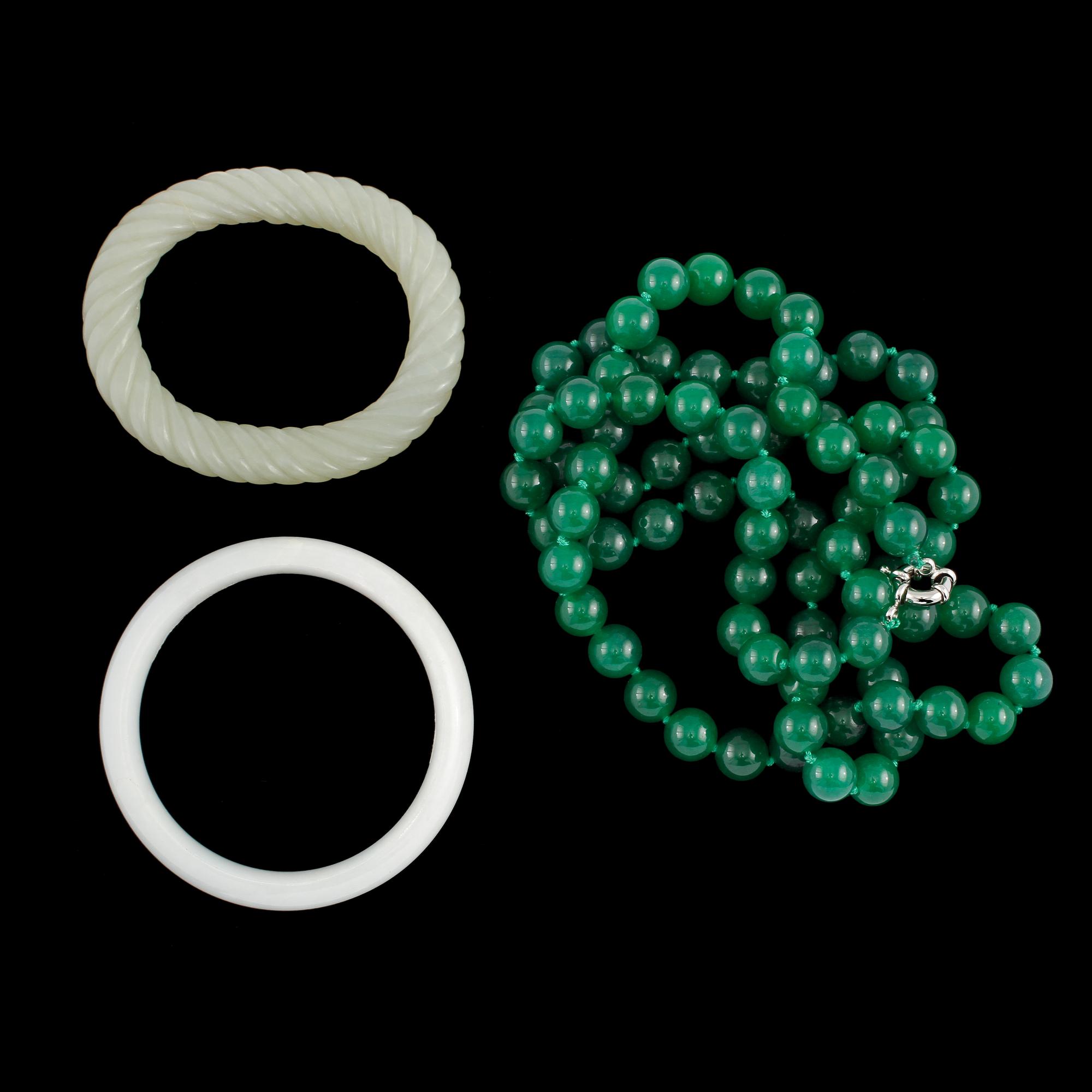 ARMRINGAR, 2 st + HALSBAND, nefrit, modern tillverkning.