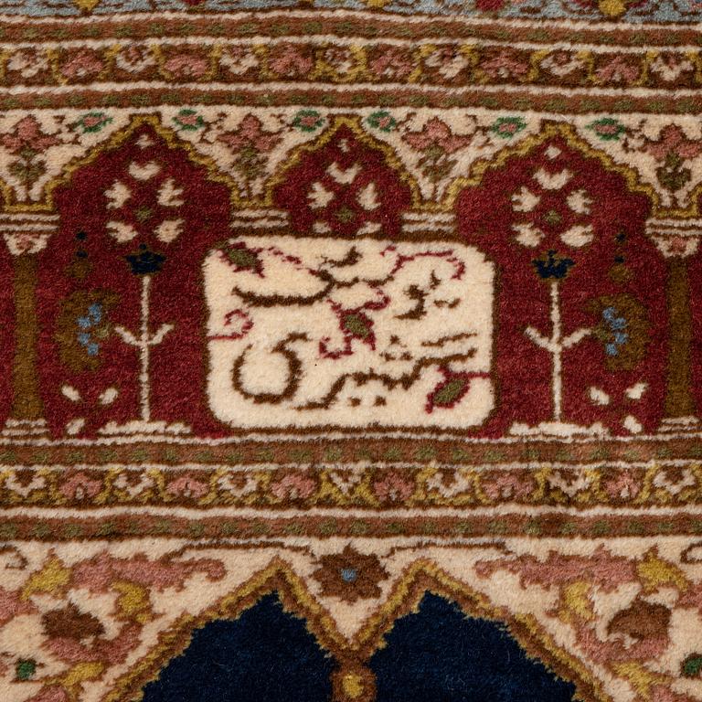 An oriental rug, c. 190 x 125 cm.