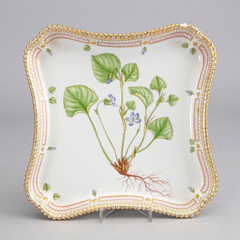 A "FLORA DANICA" PORCELAIN PLATE, Royal Copenhagen, Denmark.