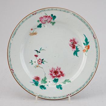 19 famille rose and imari export porcelain plates, Qing dynasty, Qianlong (1736-95).