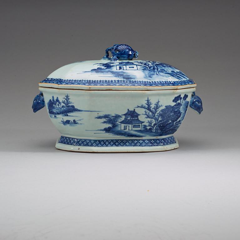 A blue and white tureen with cover, Qing dynasty, Qianlong (1736-95).