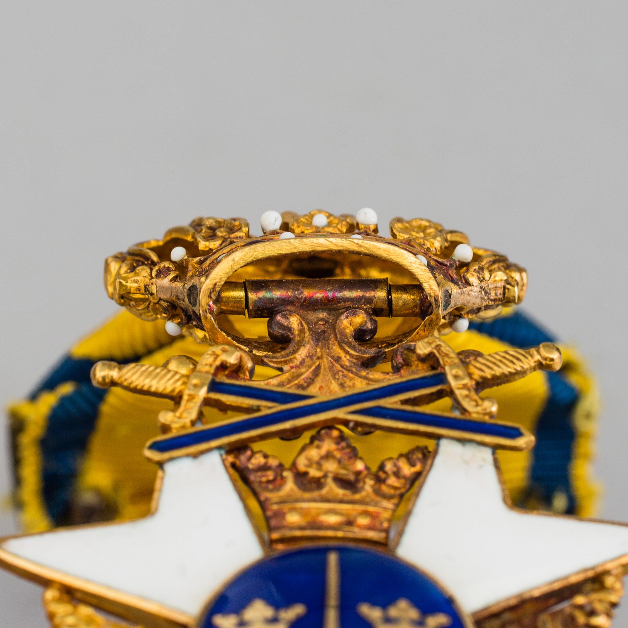 The royal swedish order of the sword CF Carlman Stockholm 18 carat gold. Weight ca 13 gram.