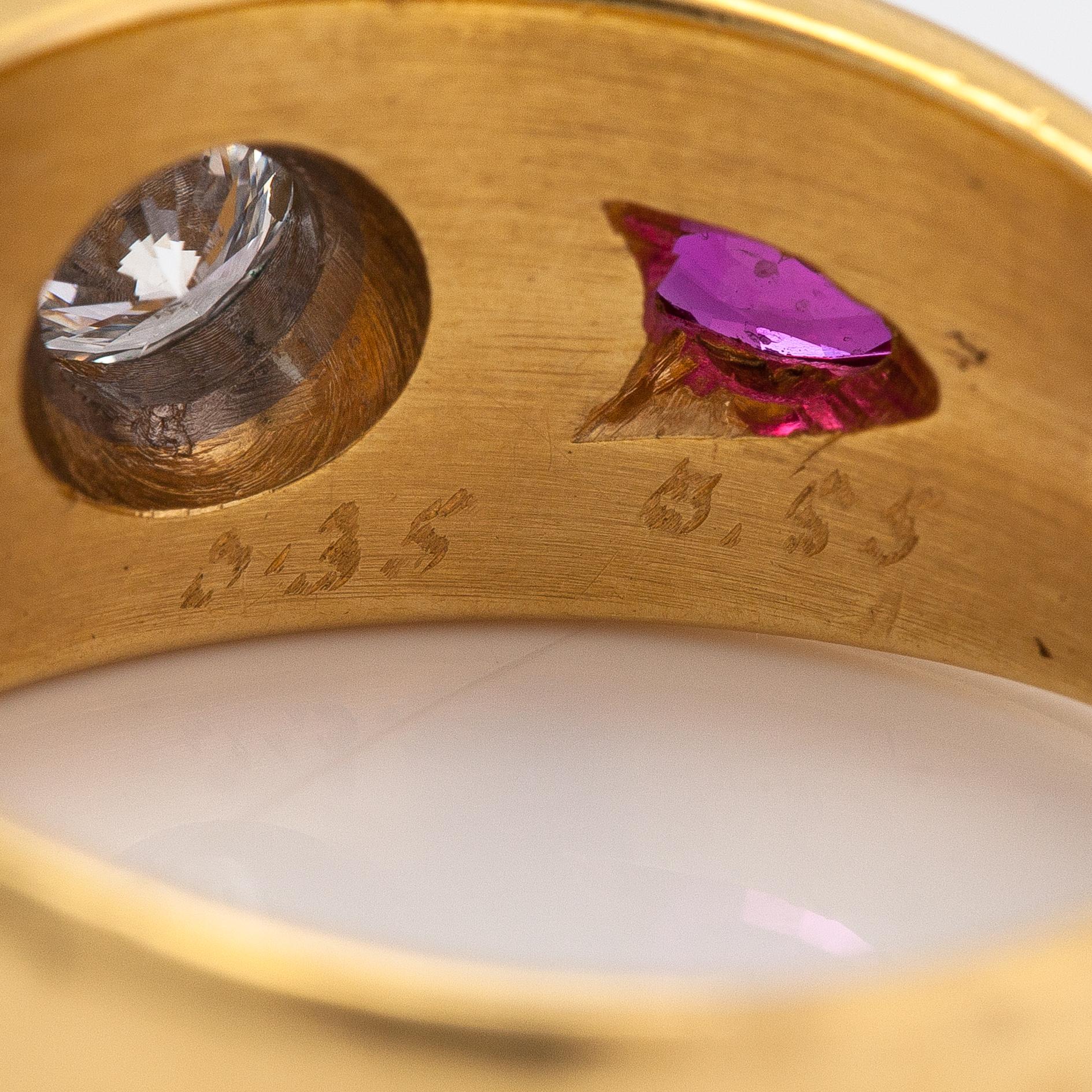 An 18K gold ring with a ca 0.35 ct diamond and rubies. Jurgen Girgsdies Juvel-Guldsmedja, Västerhaninge.