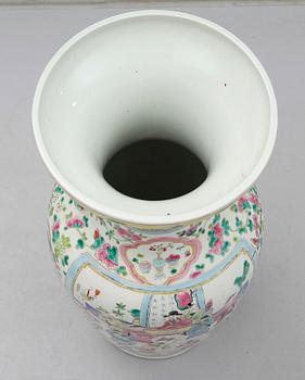 GOLVVAS, porslin, Kina, 1900-talets andra hälft.