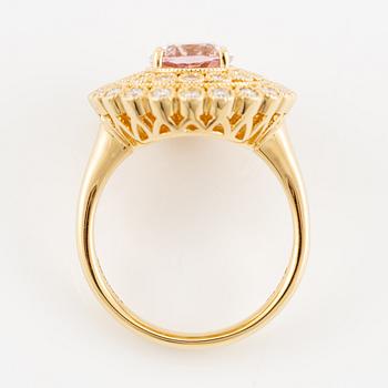 Ring in 18K gold with morganite and brilliant-cut diamonds.