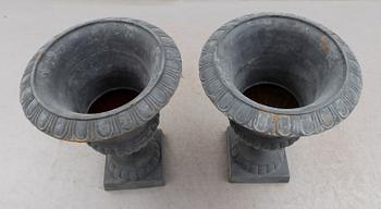 TRÄDGÅRDSURNOR, 1 par, gjutjärn, modern tillverkning.