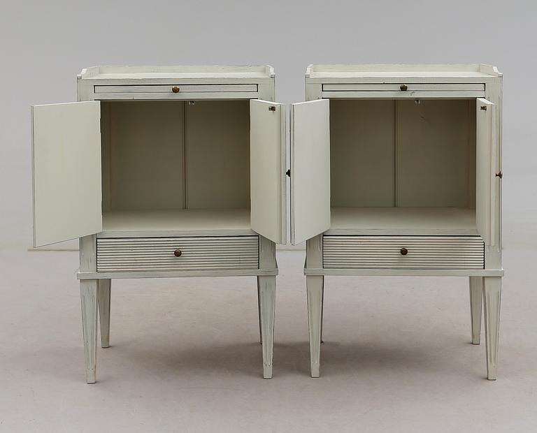 SÄNGBORD, 1 par, gustaviansk stil, 1900-talets andra hälft.