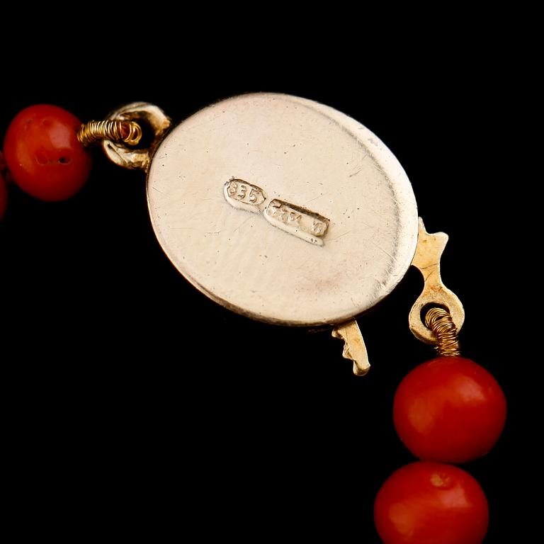 COLLIER, korall, lås i förgyllt silver.