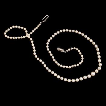 PÄRLCOLLIER, odlade doserade pärlor, 1900-talets andra hälft.