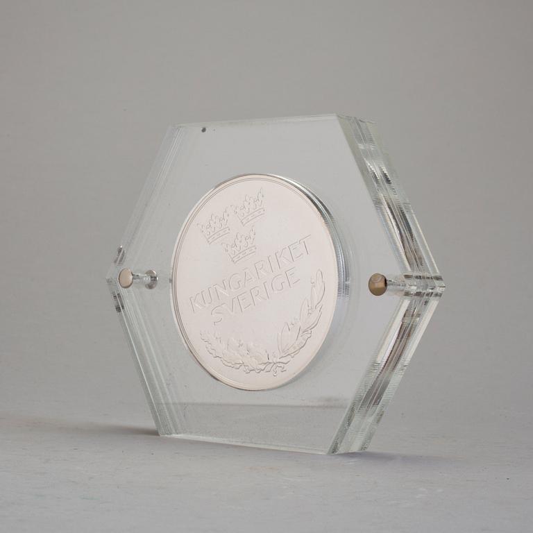 SAMLARMYNT, silver, "Ätten Bernadotte", numrerad 0446/1000. Vikt 1000 g.
