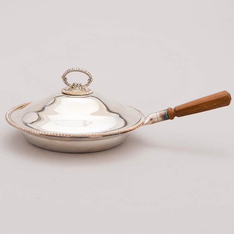 SERVERINGSKÄRL MED RECHAUD, 3 delar, försilvrat, Mappin & Webb, England. 1900-talets senare hälft.