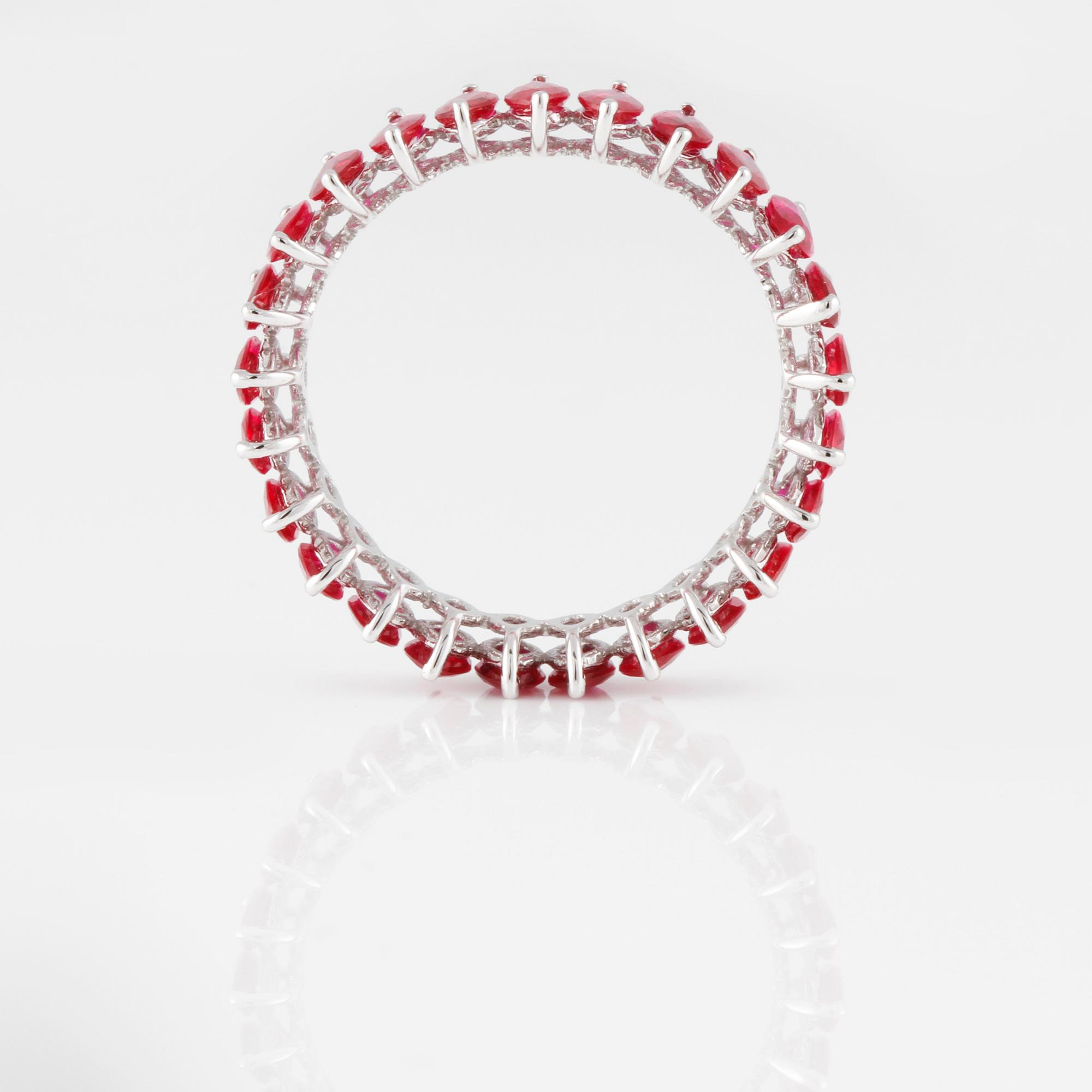 RING, 18K vitguld med navetteslipade rubiner ca 3.22 ct. Vikt 2,4 gram.