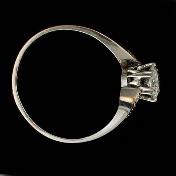 RING, platina med gammalslipade diamanter tot ca 0,6 ct. Vikt ca 2,7 gram.