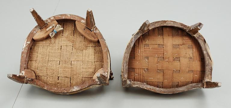 KARMSTOLAR, två stycken.  Troligen Italien 1700-tal.