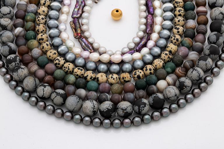 LYNGGAARD, 9 neclaces and clasp 18K gold, original cases, 1 case damaged, lengths approx 40-46 cm.