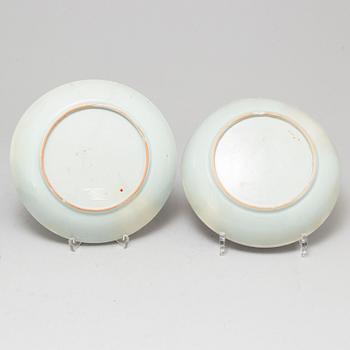 SERVERINGSFAT, SKÅLFAT, ett par, samt SKÅLAR, ett par, kompaniporslin. Qingdynastin, Qianlong (1736-95).