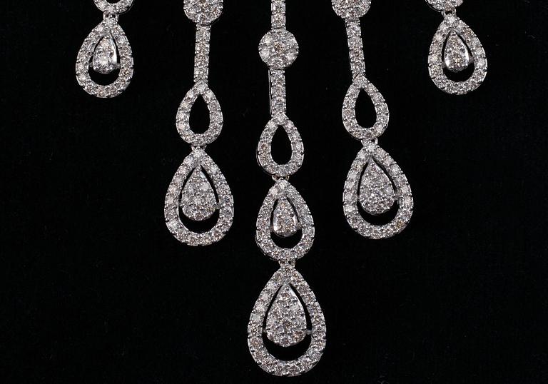 A NECKLACE, 830 brilliant cut diamonds 10.40 ct. H/si-I. Length 43 cm. Weight 47,9 g. SJL certificate nr. 4180.