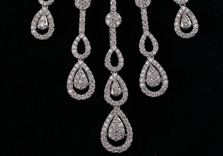 COLLIER, 830 briljantslipade diamanter 10.40 ct. H/si-I.  Längd 43 cm. Vikt 47,9 g. SJL intyg nr. 4180.