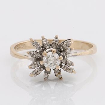 RING 18K whitegold 1 brilliant-cut diamond approx 0,25 ct and single-cut diamonds.