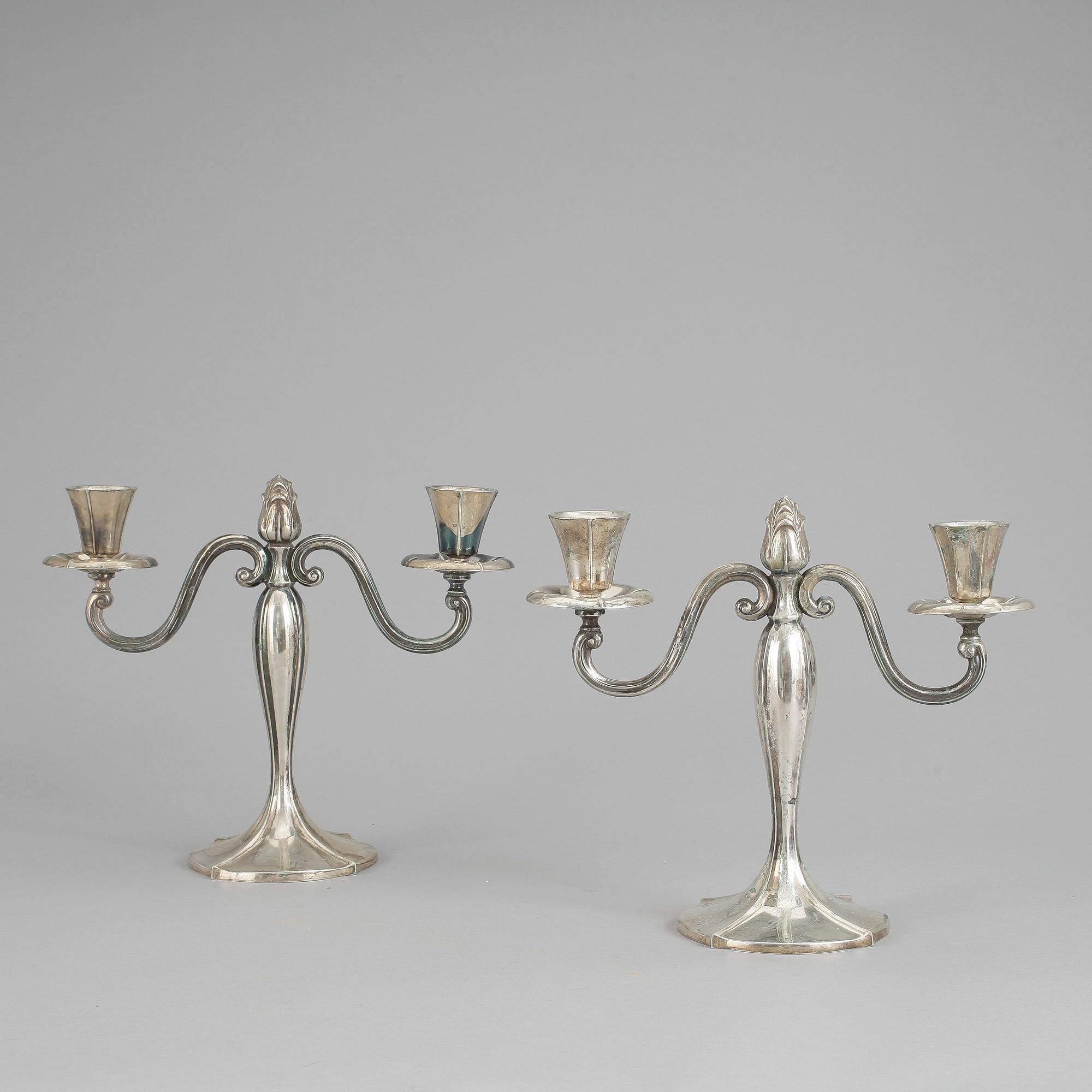 KANDELABRAR, ett par, svenska importstämplar. Vikt ca 940 gram.