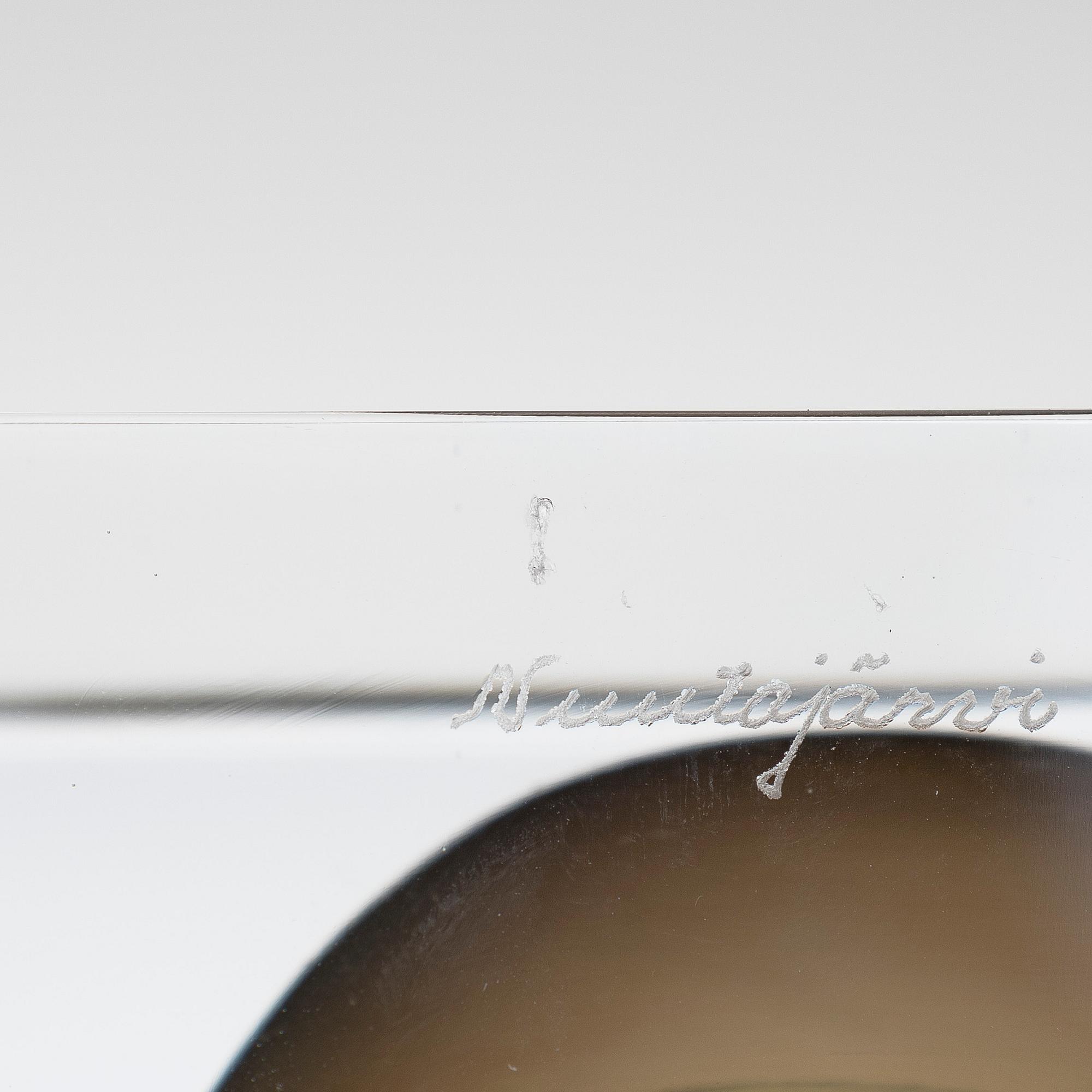 Oiva Toikka, An annual cube, signed Oiva Toikka Nuutajärvi 1983 and numbered 300/2000.