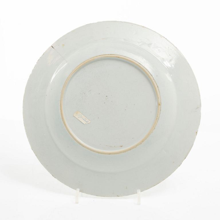 Tallrikar, tre stycken, porslin. Qingdynastin, 1700-tal.